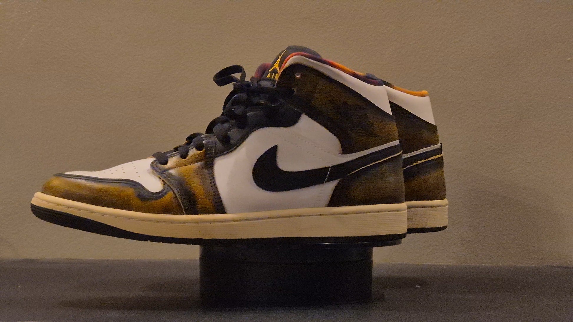 For Sale: Nike Air Jordan 1 Mid (2nd hand)